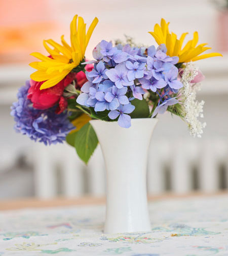 blumenvase auf Tisch