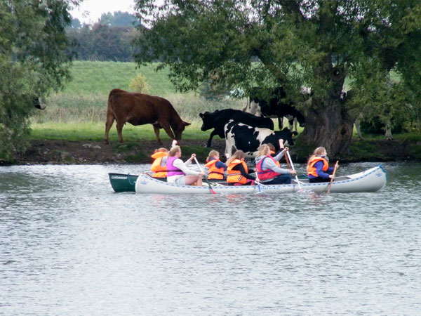 Eine Familie paddelt auf der Weser